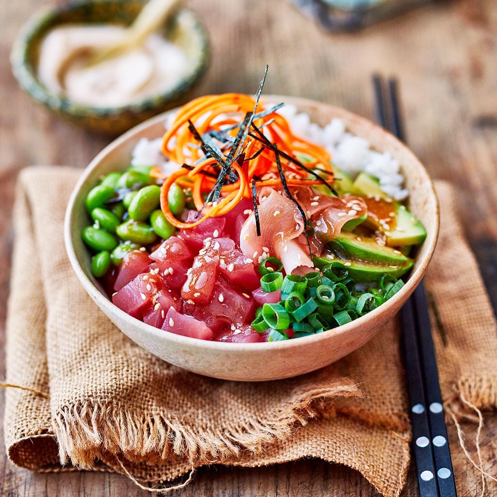 Poké bowl met tonijn en togarashi mayonaise Poké bowl met tonijn en togarashi mayonaise